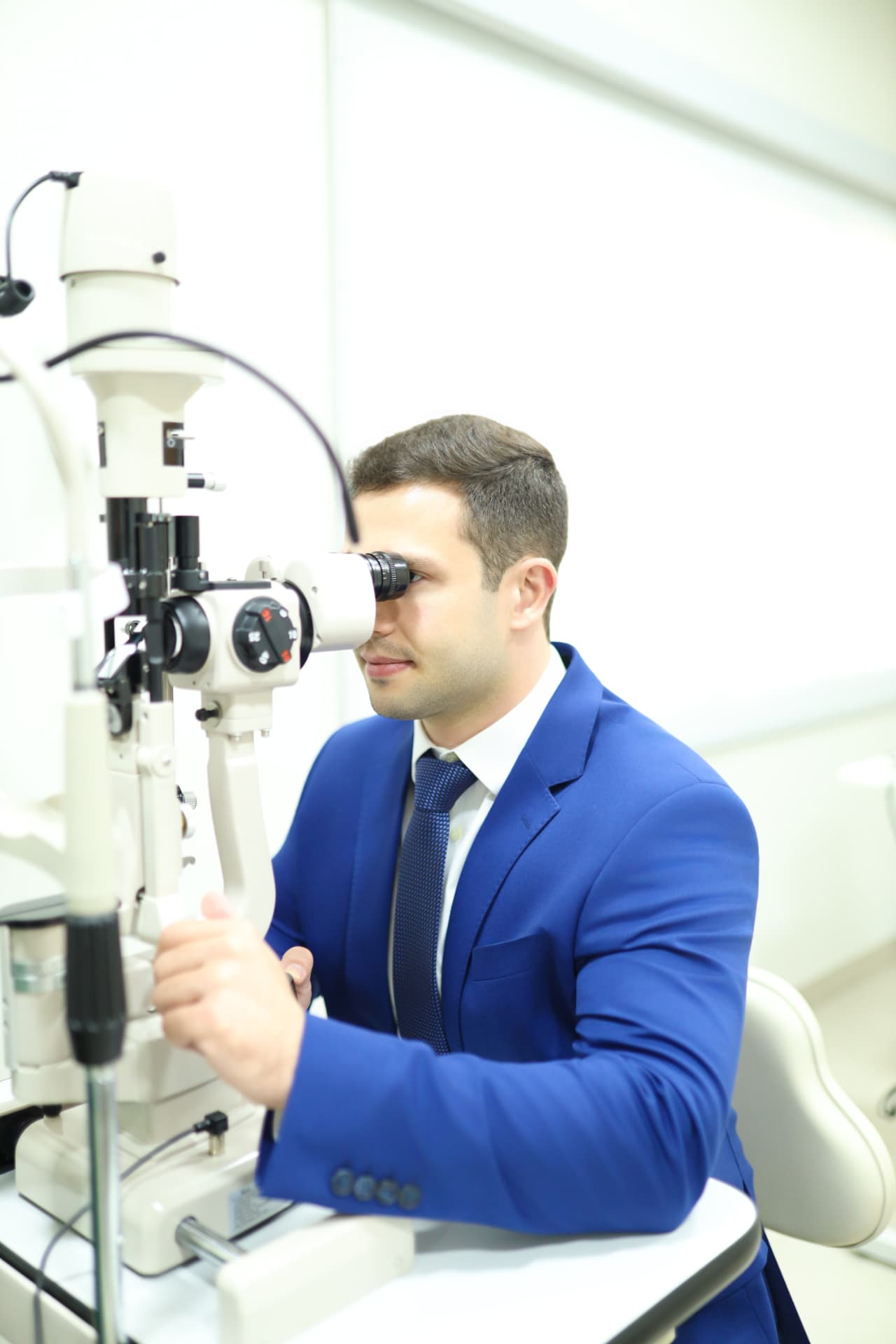 Médico oftalmologista examinando paciente com lâmpada de fenda na Visucare