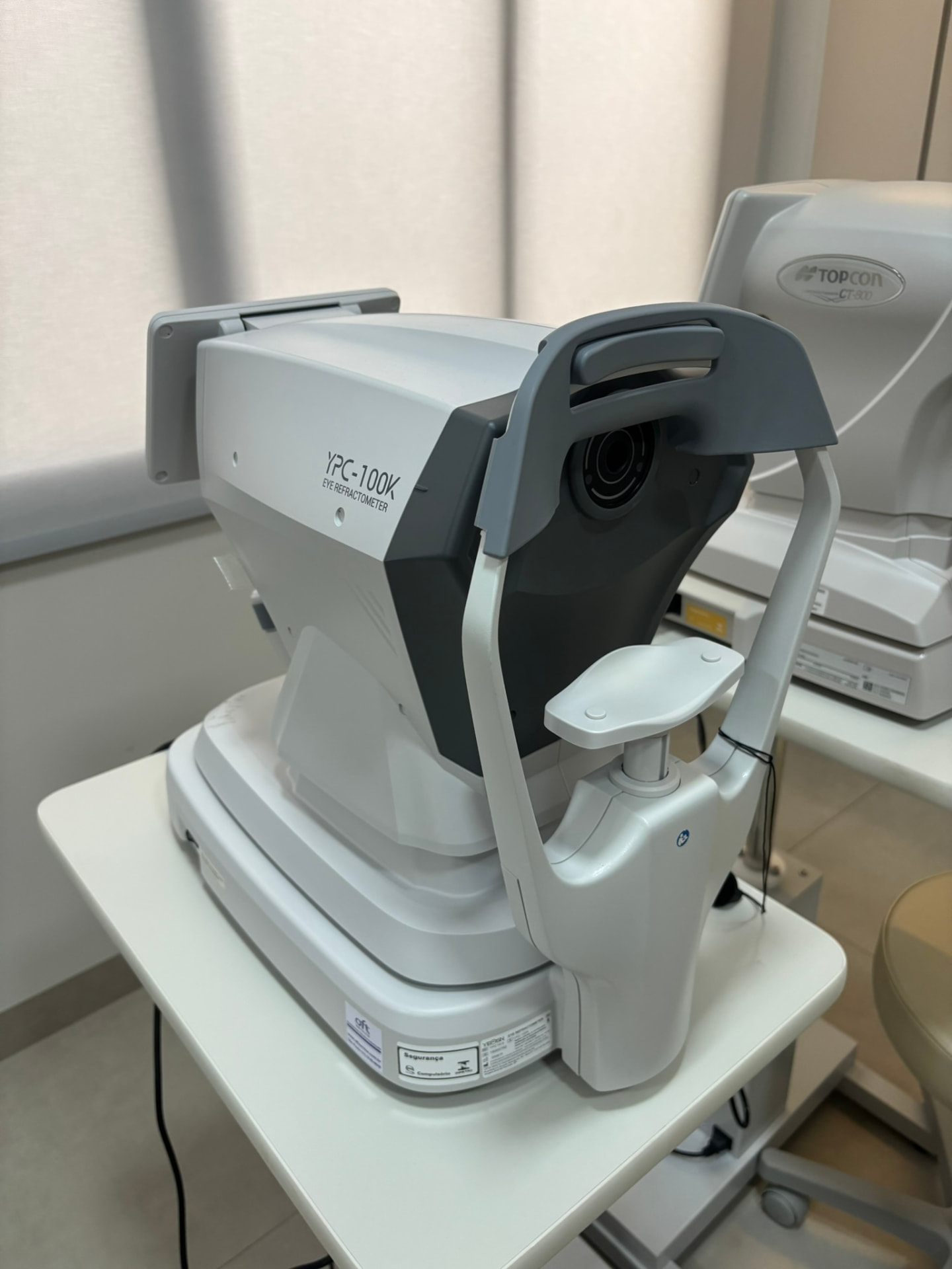 Autorrefrator YPC-100K usado nos exames